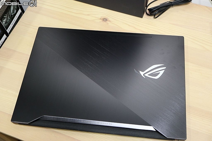 薄型設計 ASUS ROG 西風之神 GX501 快速開箱(外觀篇)