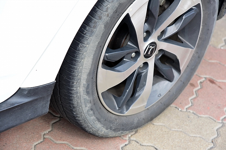 Luxgen S3滿八萬公里輪胎磨損情形,及記錄台灣西部污染止於車城福安宮。