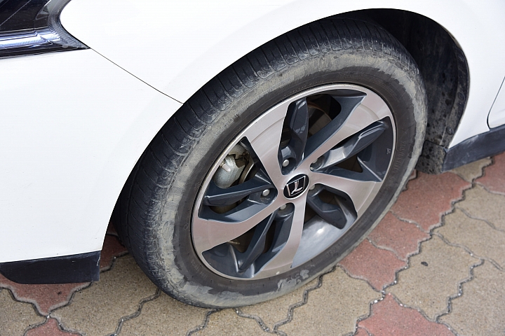 Luxgen S3滿八萬公里輪胎磨損情形,及記錄台灣西部污染止於車城福安宮。