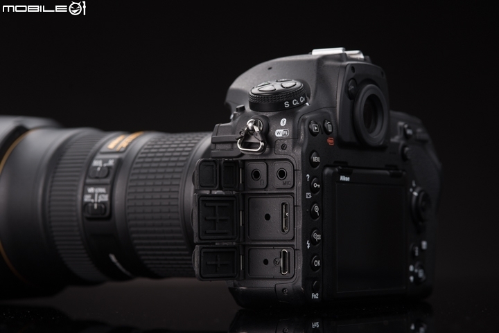 Nikon D850 側邊的連接埠 Nikon D850 側邊的連接埠
