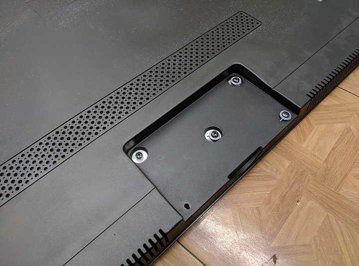 液晶電視底座斷裂電視翻下來!