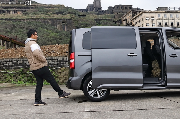 「商務 / 自用」我都行！Peugeot Traveller 試駕