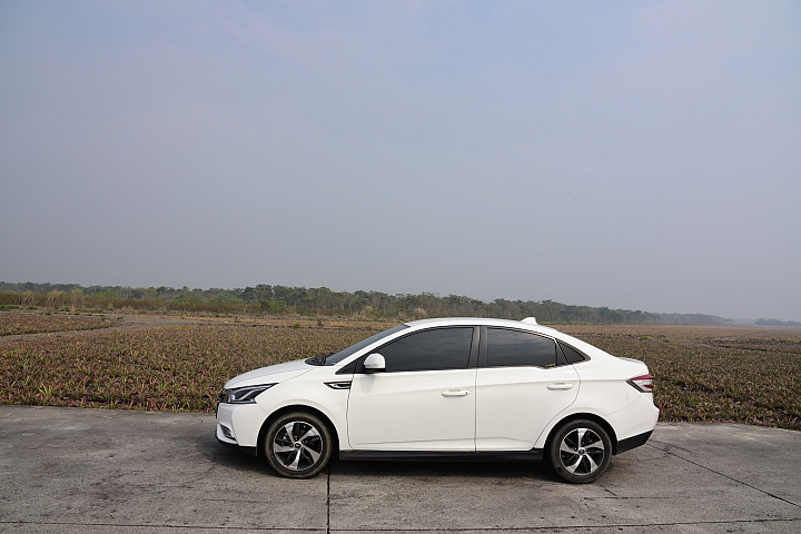 Luxgen S3滿八萬公里輪胎磨損情形,及記錄台灣西部污染止於車城福安宮。