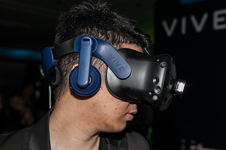 有感進化 HTC VIVE PRO 第一手體驗報導！也看看VIVE Wireless Adaptor無線裝置