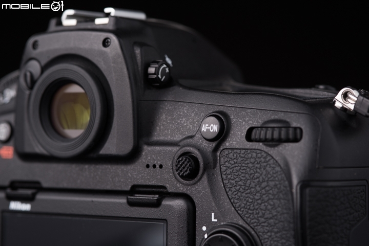 Nikon D850 機背新增了小搖桿 Nikon D850 機背新增了小搖桿