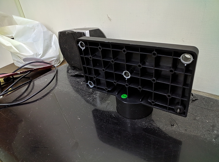液晶電視底座斷裂電視翻下來!