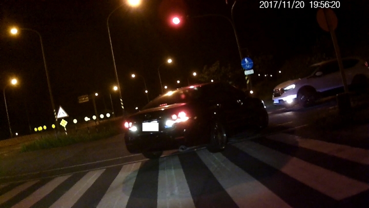 請教檢舉前輩~這種路段有分快車道和慢車道的幾個問題
