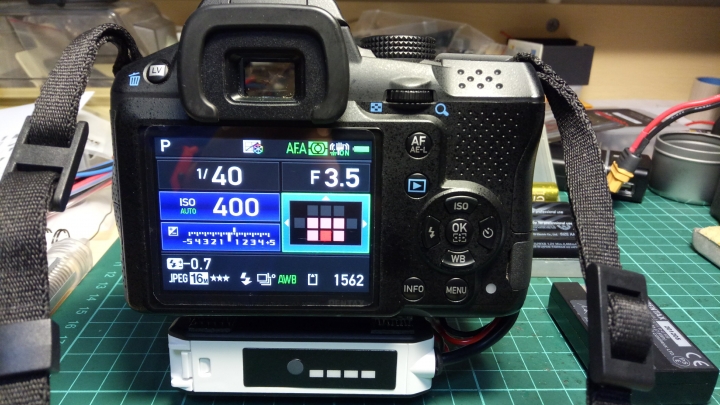 Pentax K-30外掛18650鋰電池,K-50, 70應該也都可以。