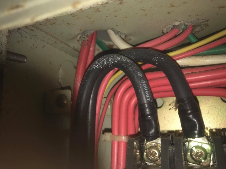 請問這電箱有綠色的線? 是接地?