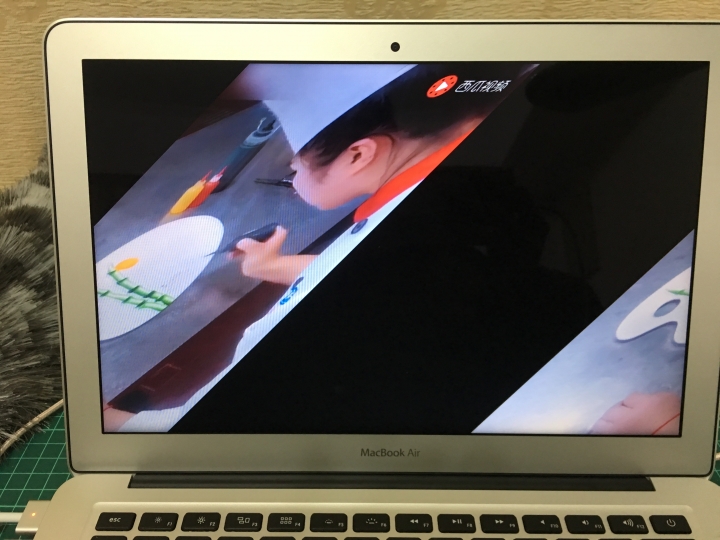 兩天前買的macbook air在觀看youtube影片時,畫面內的影片歪斜問題...