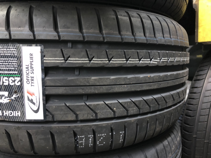 換上Pirelli Dragon Sport (Focus MK3 ST,235/40/18) (圖多慎入)