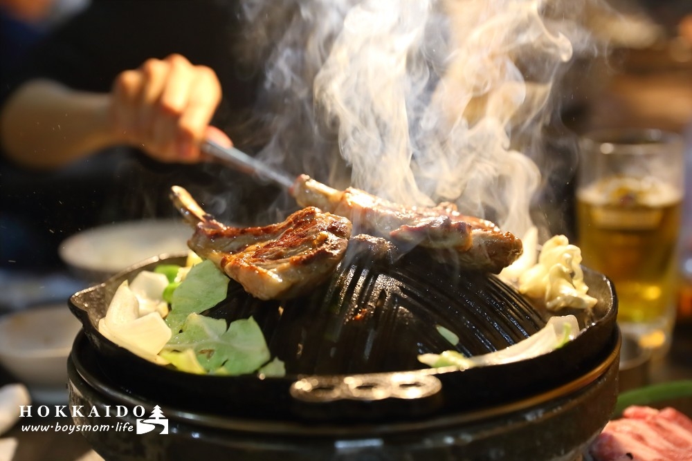【旭川美食】成吉思汗烤肉名店大黑屋|充滿北國豪邁風格的極品羊肉燒烤店