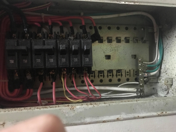 請問這電箱有綠色的線? 是接地?