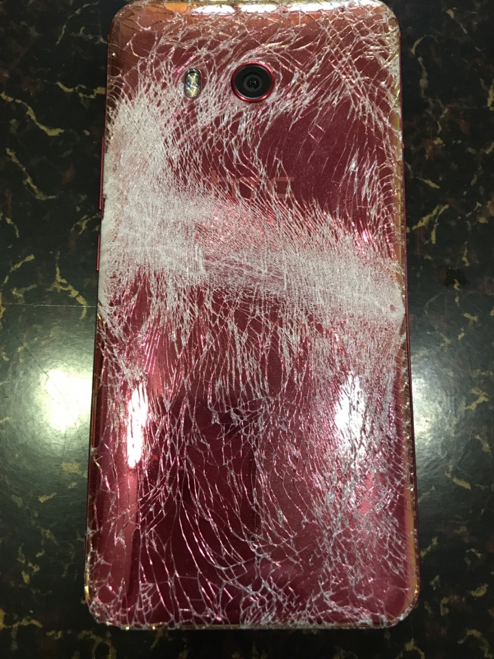 HTC U11隱藏進階版...彎曲式手機!