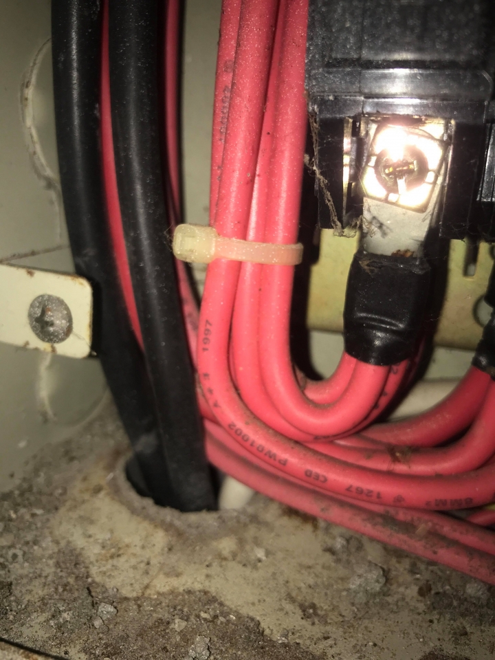 請問這電箱有綠色的線? 是接地?