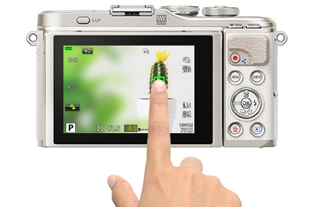 OLYMPUS PEN E-PL9 支援觸控對焦與螢幕下掀 180 度自拍,也因為螢幕下掀的緣故讓 E-PL9 得以保留熱靴的設計。 OLYMPUS PEN E-PL9 支援觸控對焦與螢幕下掀 180 度自拍,也因為螢幕下掀的緣故讓 E-PL9 得以保留熱靴的設計。