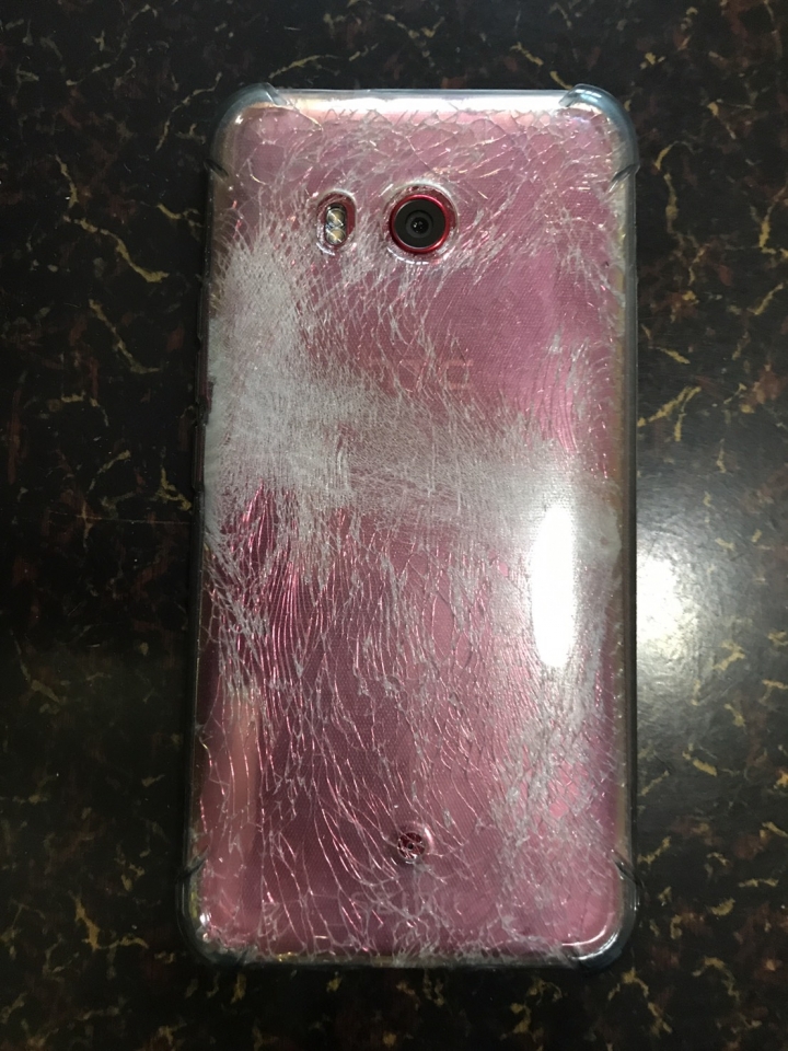 HTC U11隱藏進階版...彎曲式手機!