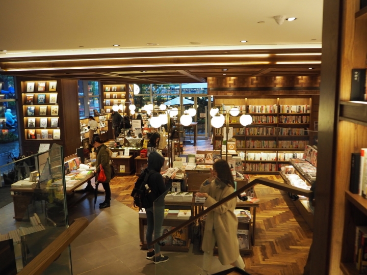 蔦屋書店 |經典美感再現-高質感日系書店|台北松山店