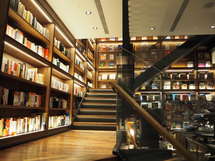 蔦屋書店 |經典美感再現-高質感日系書店|台北松山店