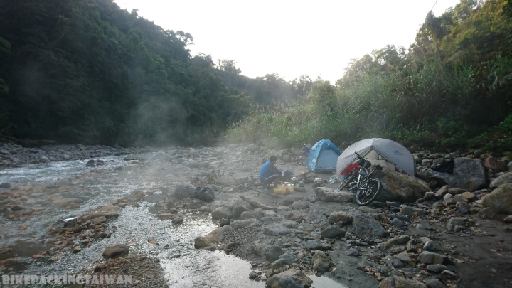 『BikepackingTaiwan 陪你玩台灣』 - 芃芃溪野溪溫泉