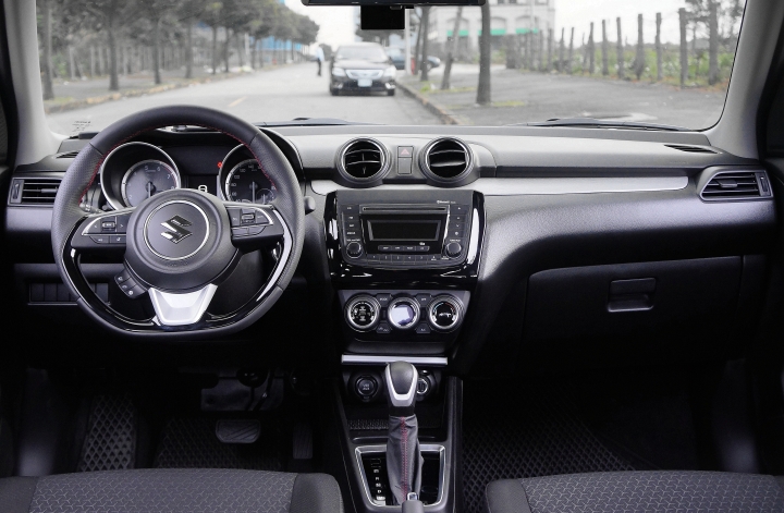 Suzuki All New SWIFT 1.0【身.輕.如.燕】不專業開箱(心得分享)