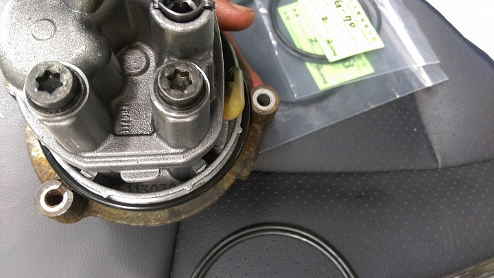 分享修護老獅的電動方向機泵漏油問題
