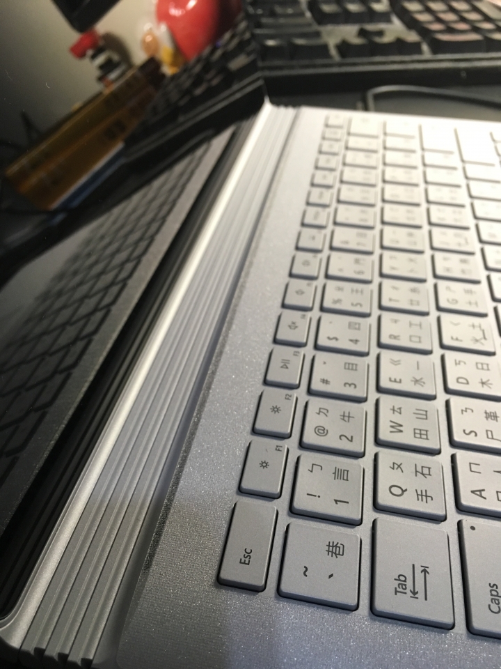 Surface Book 2自行貼膜及簡單心得