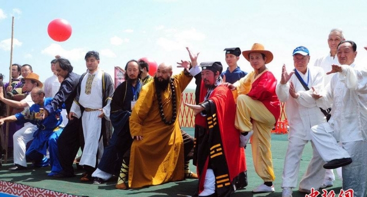 应该让各门派武术大师都出来举办个武林大会---华山论剑!