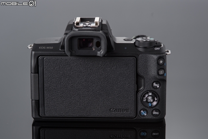 Canon EOS M50 機背.螢幕蓋上是與握把蒙皮相同的紋路,可以保護螢幕不受刮傷 Canon EOS M50 機背.螢幕蓋上是與握把蒙皮相同的紋路,可以保護螢幕不受刮傷