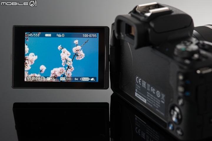 Canon EOS M50 是EOS M系列第一款側翻式螢幕,為3吋104萬點,可多點觸控的TFT液晶螢幕 Canon EOS M50 是EOS M系列第一款側翻式螢幕,為3吋104萬點,可多點觸控的TFT液晶螢幕