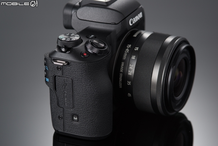 Canon EOS M50 機身側面是USB與HDMI,可以輸出HDR影片,下方的按鍵是無線傳輸快捷鍵 Canon EOS M50 機身側面是USB與HDMI,可以輸出HDR影片,下方的按鍵是無線傳輸快捷鍵