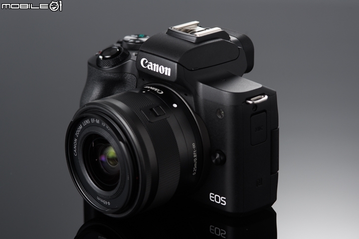 Canon EOS M50 機身另外一側藏有麥克風輸入孔與NFC tag Canon EOS M50 機身另外一側藏有麥克風輸入孔與NFC tag