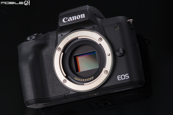 Canon EOS M50感光元件為APS-C尺寸,2410萬畫素,能夠拍攝解析度6000 x 4000的靜態照片 Canon EOS M50感光元件為APS-C尺寸,2410萬畫素,能夠拍攝解析度6000 x 4000的靜態照片