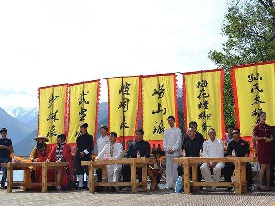 应该让各门派武术大师都出来举办个武林大会---华山论剑!