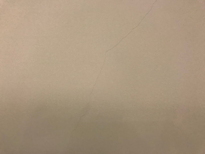 剛裝潢好的牆面油漆裂痕問題請求建議