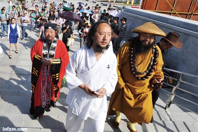 应该让各门派武术大师都出来举办个武林大会---华山论剑!