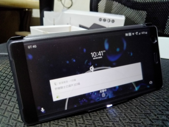 XZ2 黑 + 原廠無線快充 + 觸控手機殼 入手小心得