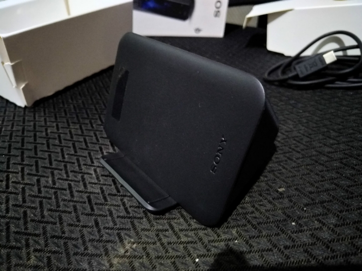 XZ2 黑 + 原廠無線快充 + 觸控手機殼 入手小心得