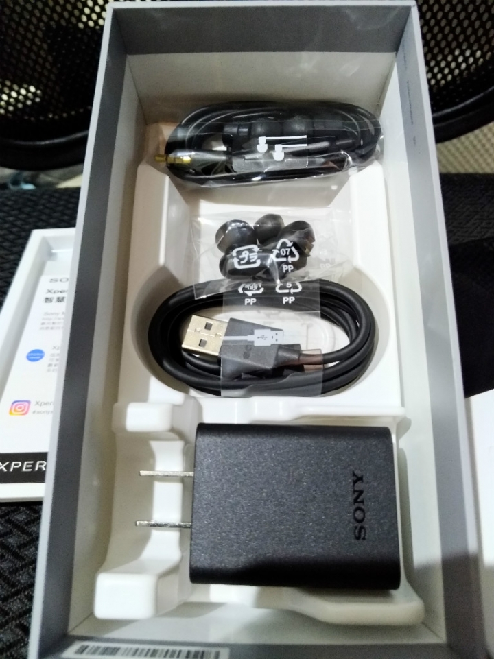 XZ2 黑 + 原廠無線快充 + 觸控手機殼 入手小心得