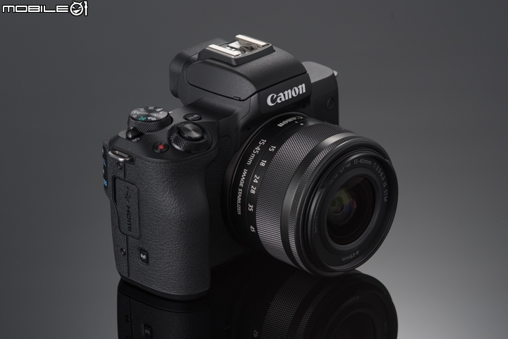 Canon EOS M50 使用與單眼相機相似的蒙皮,機身盡力的縮小,在體積、易抓性上做到了平衡 Canon EOS M50 使用與單眼相機相似的蒙皮,機身盡力的縮小,在體積、易抓性上做到了平衡