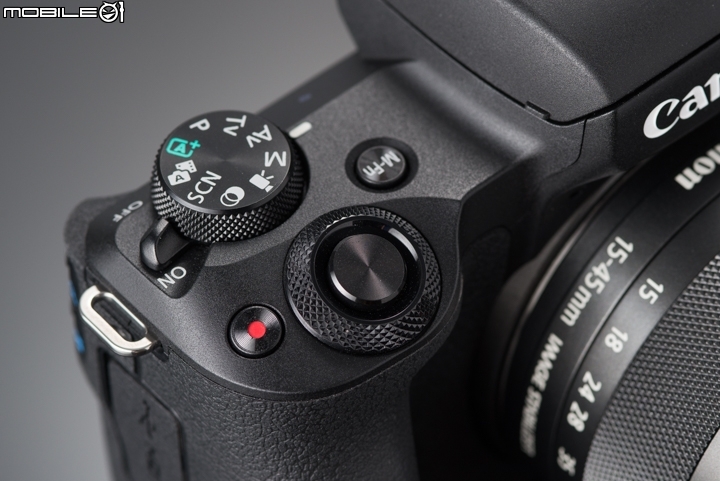 Canon EOS M50 機頂.是單滾輪的設計,光圈/快門/曝光補償靠方向鍵切換,再用滾輪做調整。 Canon EOS M50 機頂.是單滾輪的設計,光圈/快門/曝光補償靠方向鍵切換,再用滾輪做調整。