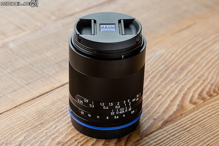 Zeiss Loxia 2.4/25鏡身從頭到尾皆是以金屬材質打造,而金屬手感也是不少死忠粉絲的最愛 Zeiss Loxia 2.4/25鏡身從頭到尾皆是以金屬材質打造,而金屬手感也是不少死忠粉絲的最愛