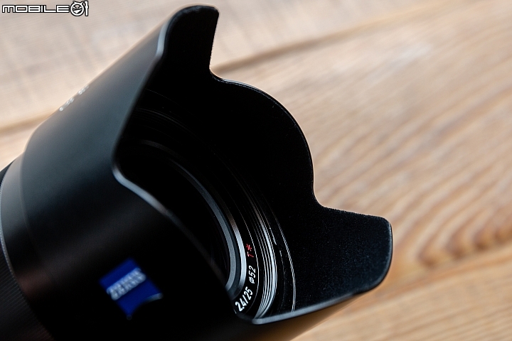 Zeiss Loxia 2.4/25附贈的蓮花型遮光罩材質為金屬,兩側皆貼有 ZEISS 的廠徽,同時還內植絨毛藉此避免不必要的反射 Zeiss Loxia 2.4/25附贈的蓮花型遮光罩材質為金屬,兩側皆貼有 ZEISS 的廠徽,同時還內植絨毛藉此避免不必要的反射