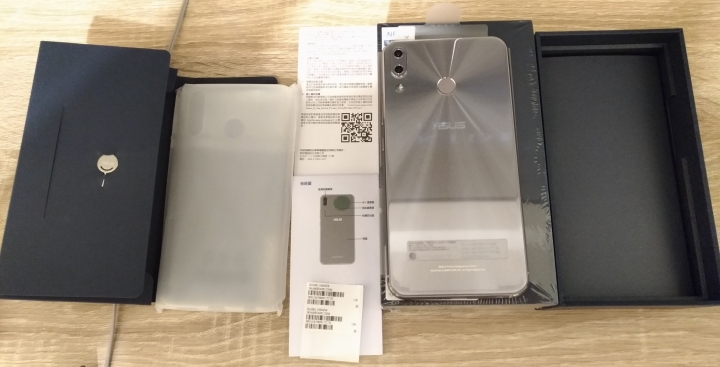 【新Zenfone 5銀色】不專業開箱圖,但....原廠保護殼跟充電插孔是?