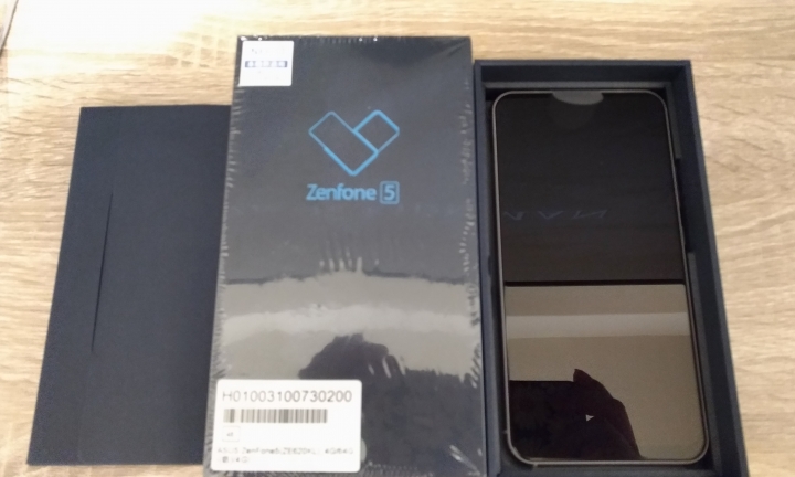 【新Zenfone 5銀色】不專業開箱圖,但....原廠保護殼跟充電插孔是?