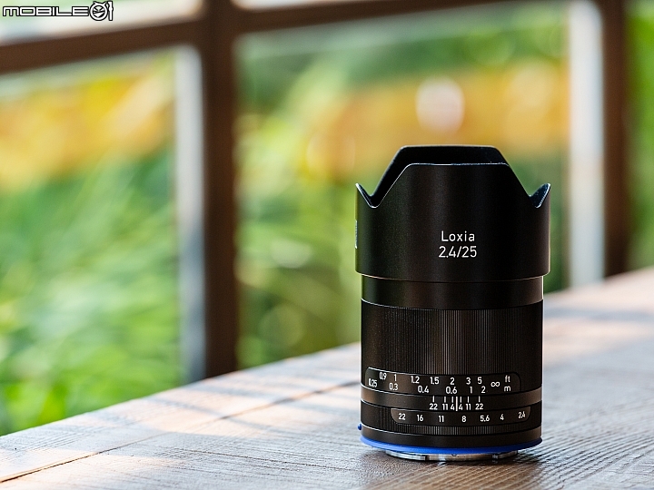 Zeiss Loxia 2.4/25 這顆鏡頭同樣是專為全片幅 E-mount 接環所設計,以輕巧高畫質為出發點 Zeiss Loxia 2.4/25 這顆鏡頭同樣是專為全片幅 E-mount 接環所設計,以輕巧高畫質為出發點