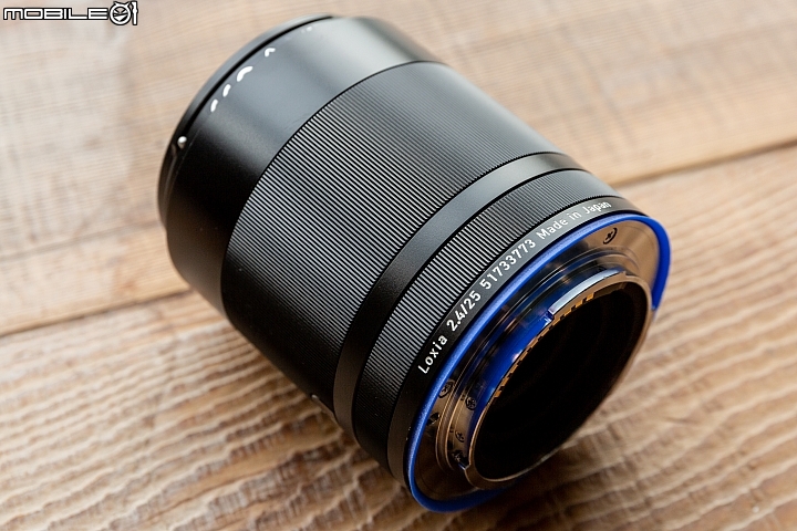 Zeiss Loxia 2.4/25 體積為 62 x 75(mm),重量則是 393 公克,但不論是大小或重量都與 Loxia 2.8/21 相當接近。 Zeiss Loxia 2.4/25 體積為 62 x 75(mm),重量則是 393 公克,但不論是大小或重量都與 Loxia 2.8/21 相當接近。