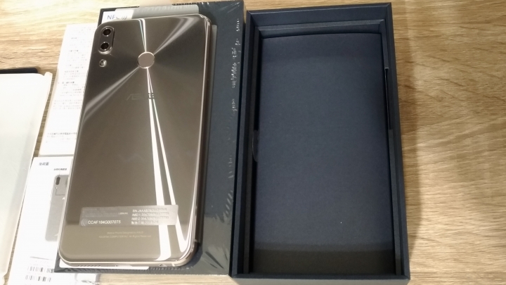 【新Zenfone 5銀色】不專業開箱圖,但....原廠保護殼跟充電插孔是?
