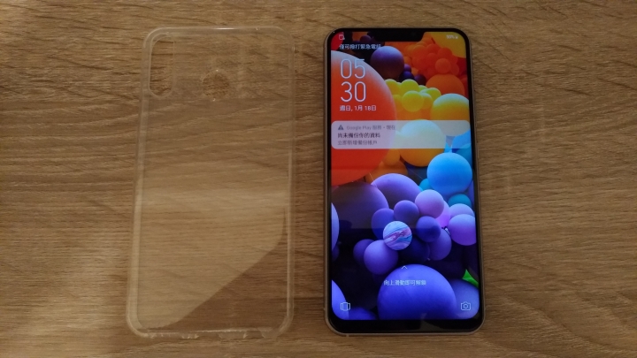 【新Zenfone 5銀色】不專業開箱圖,但....原廠保護殼跟充電插孔是?