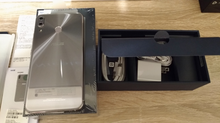 【新Zenfone 5銀色】不專業開箱圖,但....原廠保護殼跟充電插孔是?